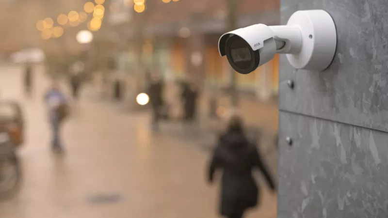 Image of camera on a wall AXIS M2035-LE, M2036-LE wall mount shopping street