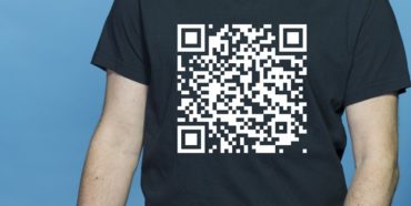 QR-Code auf schwarzem T-Shirt - QR-Codes