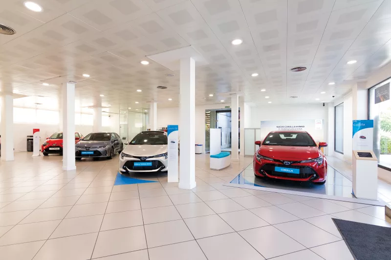 Kuruma showroom with cars