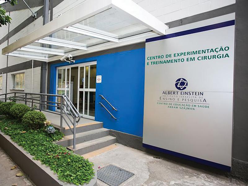 Albert Einstein Hospital entrance with a blue wall and logo.