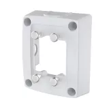 AXIS TQ1601-E Conduit Back Box, blanca en ángulo hacia la izquierda