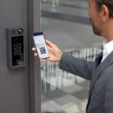 Homme utilisant un téléphone portable avec un code QR via A8207-VE pour accéder à la porte