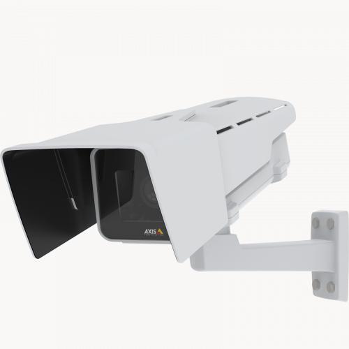 AXIS P1375-E IP Camera z osłoną chroniąca przed wpływem warunków atmosferycznych, zamontowana na ścianie, z lewej
